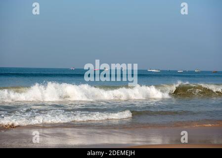 Goa/ India 09 novembre 2020 Spiaggia di sabbia e oceano bianco Onde a Baga Beach Goa Foto Stock