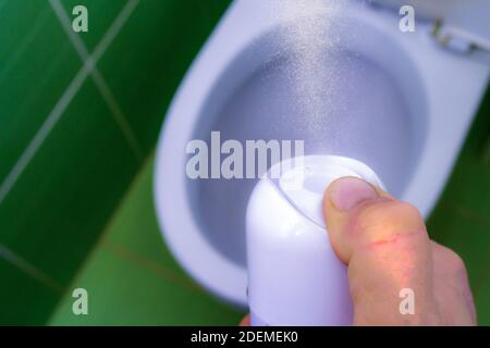 il deodorante per ambienti spruzzi un liquido rinfrescante da una ca Foto Stock