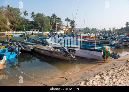 Goa/ India 09 novembre 2020 Barca da pesca parcheggiata sul Baga spiaggia di Goa India Foto Stock