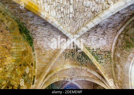 Il tetto della Sacrestia e del libro immagazzina nell'abbazia di Netley, le rovine di un monastero cistercense medievale sulla costa meridionale dell'Hampshire, Inghilterra meridionale Foto Stock