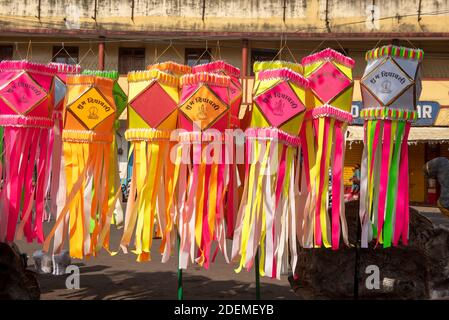 Goa/ India 09 novembre 2020 lanterne colorate e brillanti appese Vendita a diwali Festival che sono utilizzati per decorare casa Davanti a Diwali a Mapusa Foto Stock