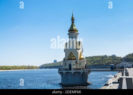 San Nicolas Wondermaker sulla chiesa sull'acqua del fiume Dnieper contro il cielo blu a Kiev, Ukrain. Foto Stock