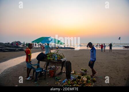 Goa/ India 09 novembre 2020 Stalla di cocco e immondizia durante Tramonto a Vagator Beach Goa Foto Stock