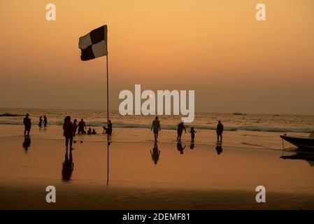 Goa/ India 09 novembre 2020 bandiera di Lifeguard durante il tramonto a. Vagator Beach Goa Foto Stock