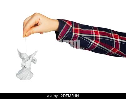 Foto isolata di una mano di ragazza in camicia che tiene natale angelo decorativo figurine giocattolo su sfondo bianco. Foto Stock