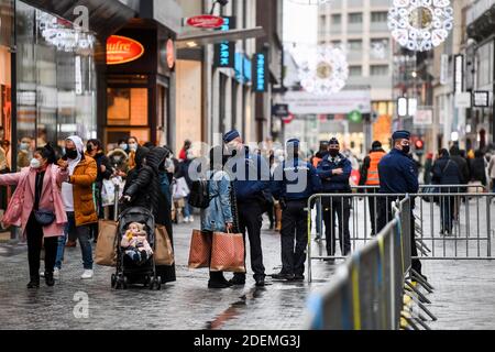 Bruxelles, Belgio. 01 dicembre 2020: Apertura di negozi non essenziali con regole rigorose dopo un mese di chiusura a causa della pandemia del covid-19 in una delle vie commerciali più popolari di Bruxelles il 01 dicembre 2020 a Bruxelles, in Belgio. Credit: Frederic Sierakowski/ISOPIX/Alfa Images/Alamy Live News Foto Stock