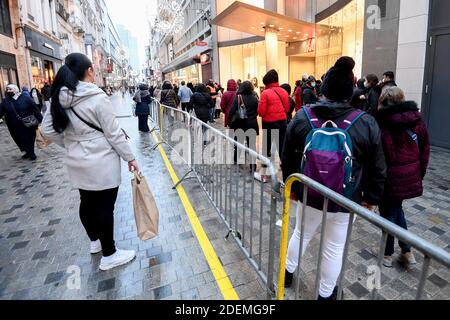 Bruxelles, Belgio. 01 dicembre 2020: Apertura di negozi non essenziali con regole rigorose dopo un mese di chiusura a causa della pandemia del covid-19 in una delle vie commerciali più popolari di Bruxelles il 01 dicembre 2020 a Bruxelles, in Belgio. Credit: Frederic Sierakowski/ISOPIX/Alfa Images/Alamy Live News Foto Stock