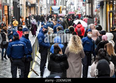 Bruxelles, Belgio. 01 dicembre 2020: Apertura di negozi non essenziali con regole rigorose dopo un mese di chiusura a causa della pandemia del covid-19 in una delle vie commerciali più popolari di Bruxelles il 01 dicembre 2020 a Bruxelles, in Belgio. Credit: Frederic Sierakowski/ISOPIX/Alfa Images/Alamy Live News Foto Stock