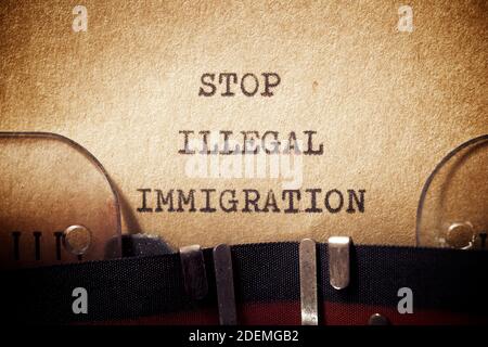 Stop immigrazione illegale frase scritta con una macchina da scrivere. Foto Stock