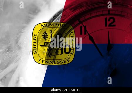 Stati Uniti d'America, America, Stati Uniti, USA, America, Memphis, Tennessee bandiera con orologio vicino alla mezzanotte in background. Buon concetto di anno nuovo Foto Stock