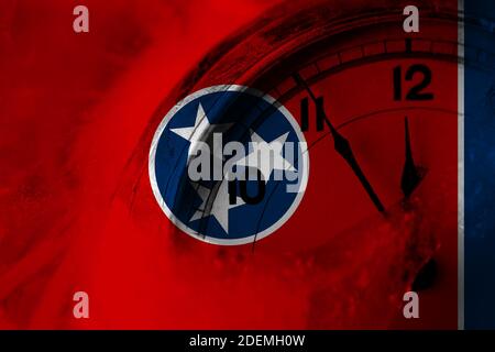 Stati Uniti d'America, America, Stati Uniti, USA, America, Tennessee bandiera con orologio vicino a mezzanotte in background. Buon concetto di anno nuovo Foto Stock