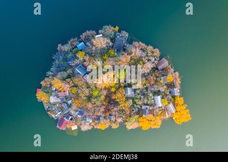 Szigetszentmiklós, Ungheria - veduta aerea del drone di una piccola isola di pescatori sul lago Kavicsos (Kavicsos to) vicino Budapest. Foto Stock