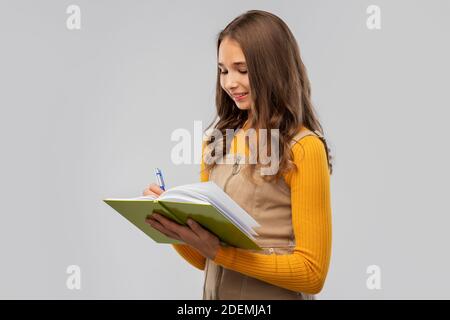 adolescente studentessa con notebook o diario Foto Stock