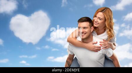 felice coppia in t-shirt bianche che si divertono Foto Stock