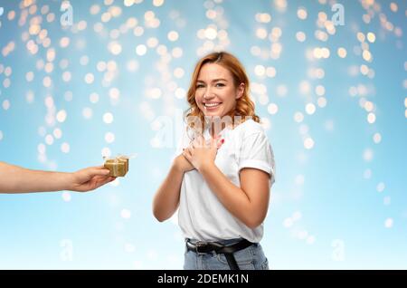 felice coppia in magliette bianche con regalo di natale Foto Stock