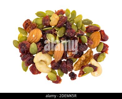 Vista dall'alto di una piccola porzione di semi, noci e frutta isolata su uno sfondo bianco. Foto Stock
