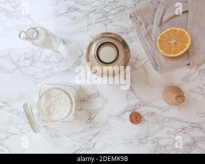 Ingredienti per prodotti di pulizia casalinghi e sapone ecologici come olio essenziale, limone, aceto e cristalli di soda Foto Stock