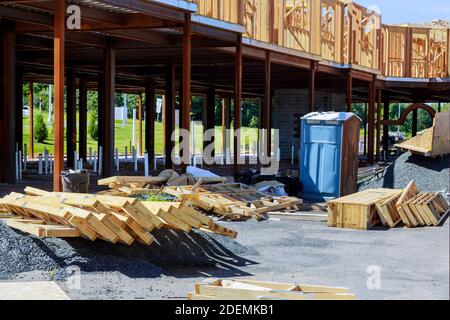 Pila di materiali da costruzione di legno pila di tavole di legno trave di telaio costruzione Foto Stock