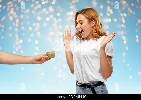 felice coppia in magliette bianche con regalo di natale Foto Stock