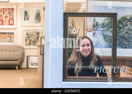 Cork City, Cork, Irlanda. 01 Dicembre 2020. Louise o'Flynn del Framemaker in Cook Street, Cork, sembra bella come una foto dopo aver appena aperto il negozio da una sei settimane di chiusura a causa di Covid livello cinque restrizioni e recenti inondazioni in città. - credito; David Creedon / Alamy Live News Foto Stock