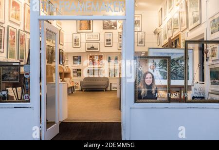 Cork City, Cork, Irlanda. 01 Dicembre 2020. Louise o'Flynn del Framemaker in Cook Street, Cork, sembra bella come una foto dopo aver appena aperto il negozio da una sei settimane di chiusura a causa di Covid livello cinque restrizioni e recenti inondazioni in città. - credito; David Creedon / Alamy Live News Foto Stock