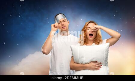 coppia con maschera per il sonno degli occhi e cuscino di notte Foto Stock