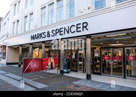 Londra UK, Dicembre 01 2020, Marks and Spencer High Street Shop Front e ingresso senza persone durante il COVID-19 Lockdown Foto Stock