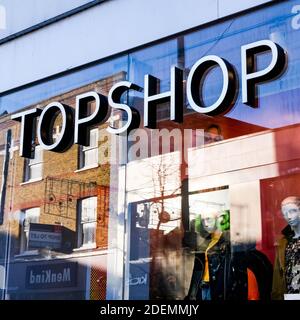 Londra UK, dicembre 01 2020, TopShop parte del cartello Business Failure di Arcadia Group e chiusura del Shop Front Closeup Foto Stock