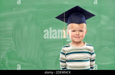 ragazzino in mortaio su lavagna verde Foto Stock