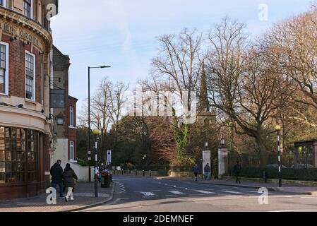 Church Street, Stoke Newington, Londra UK, con la guglia della vecchia chiesa di St Mary sullo sfondo Foto Stock