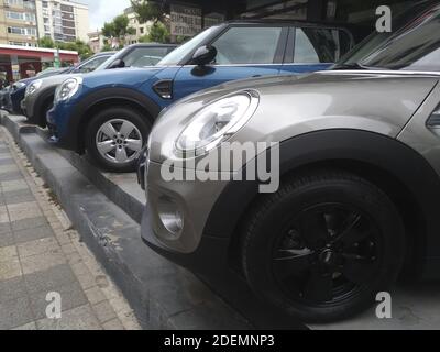 ISTANBUL, TURCHIA - Luglio 13, 2020: Istanbul, Turchia - Luglio 13, 2020 : tre Mini Cooper e due BMW su un mercato di vendita di seconda mano all'esterno dal lato vi Foto Stock