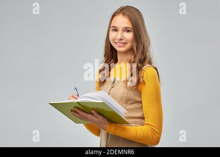 adolescente studentessa con notebook o diario Foto Stock