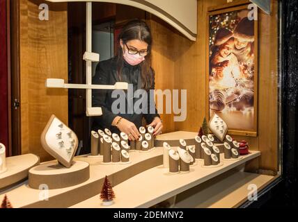 Cork City, Cork, Irlanda. 01 Dicembre 2020. Tricia Keane vestendo la vetrina di Keanes Jewellers su Oliver Plunkett Street, Cork il loro primo giorno indietro dopo un blocco di sei settimane a causa di Covid livello cinque restrizioni - credito; David Creedon / Alamy Live News Foto Stock
