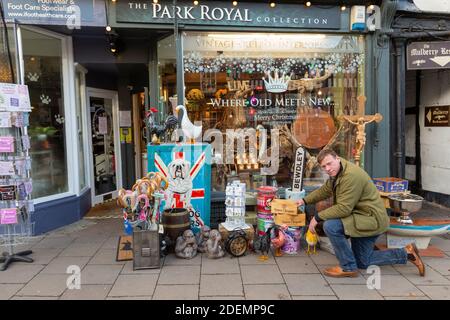 Bewdley, Worcs, Regno Unito. 1 dicembre 2020. Matt Jackson, un negoziante nella città di mercato di Bewdley, Worcestershire, trascorre la giornata preparando il suo negozio - la Collezione Park Royal - pronto per la riapertura domani (mercoledì), in quanto le restrizioni sono attenuate. La città si sta muovendo verso il livello 2, che consente ai negozi che vendono articoli non essenziali di ricominciare a commerciare. Il negozio di MR Jackson vende regali e articoli fatti a mano e non vediamo l'ora di un buon periodo di Natale. Credit: Peter Lopeman/Alamy Live News Foto Stock