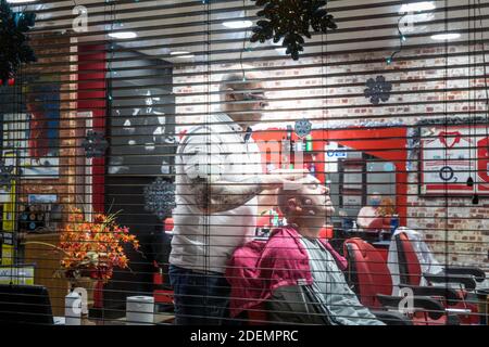 Cork City, Cork, Irlanda. 1 dicembre 2020. Il primo giorno di apertura in sei settimane, il barbiere Hasan Kilic offre un massaggio alla testa al barbiere turco Karizma in Oliver Plunkett Street, Cork, Irlanda. - Credito; David Creedon / Alamy Live News Foto Stock