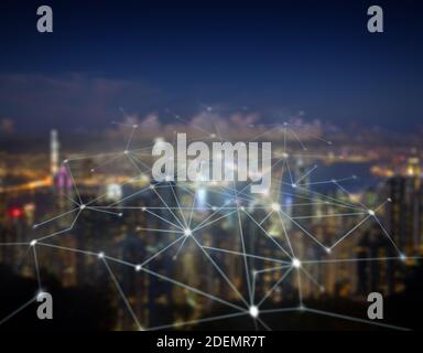 Linee e punti di collegamento contro lo skyline della città sfocato e moderno di notte. Rete vettoriale astratta, sfondo futuristico. Spazio di copia. Foto Stock