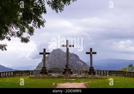 strada per la croce nelle montagne del paese basco Foto Stock