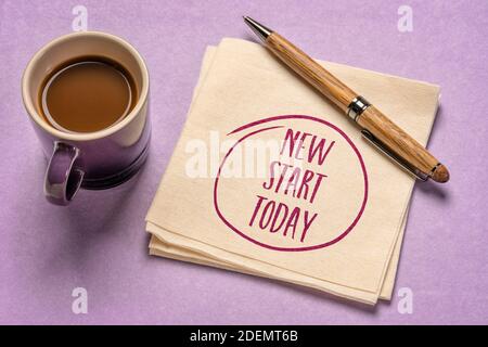 nuovo inizio oggi motivazionale calligrafia su un tovagliolo con una tazza di caffè, business, motivazione e concetto di sviluppo personale Foto Stock