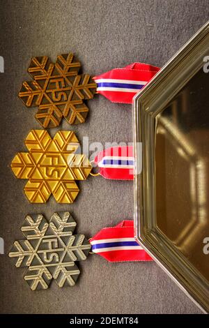 Medaglia d'oro, d'argento e di bronzo a forma di fiocco di neve all'Holmenkollen Ski Museum & Tower, Oslo Foto Stock