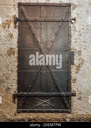 Bella vecchia porta in legno con ornamenti in ferro in un medievale castello in Austria Foto Stock