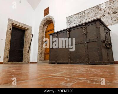 Bella camera vecchia con un petto di metallo sul pavimento Con ornamenti in un castello medievale in Austria Foto Stock