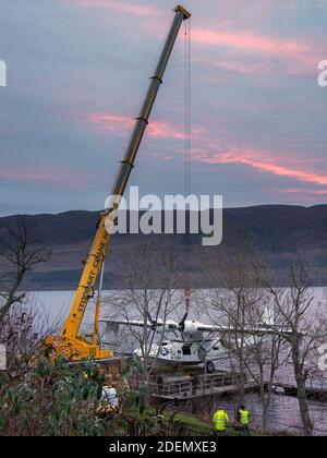 Temple Pier, Loch Ness, Highland, Scozia, 1 dicembre 2020. Catalina, "Miss Pick Up", è stata nuovamente abbassata in acqua con una gru in vista del suo volo di ritorno a Duxford via Inverness. L'idrovolante ha funzionato nei problemi di motore sabato 17 ottobre ed è rimasto al molo del tempio vicino Drumnadrochit fino a che un motore di tribordo di sostituzione non potesse essere montato e provato. Idrovolante consolidato PBY-5A Catalina "Miss Pick Up" 433915/G-PBYA. Foto Stock