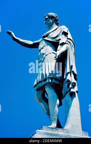 Statua dell'imperatore romano Antonino Pio, governato dal 138 al 161 d.C., sulla piazza Antonino o Piazza Antonio, Nimes Francia Foto Stock