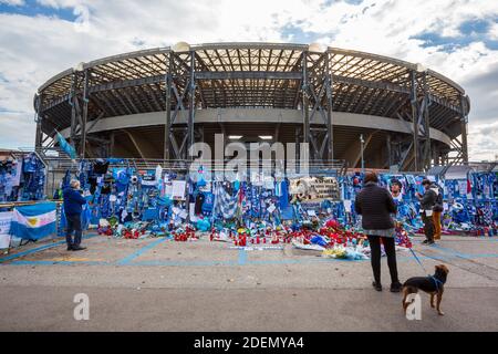 NAPOLI - DECEMBRE 1, 2020 - l'omaggio dei tifosi di Diego Armando Maradona fuori dallo stadio San Paolo di Napoli Foto Stock