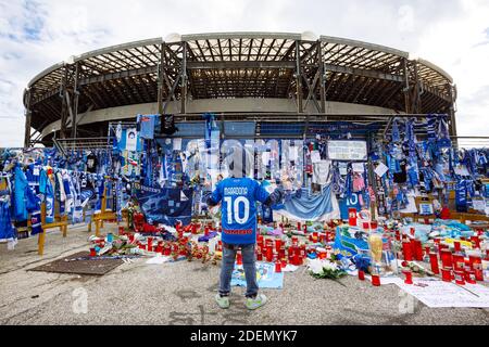 NAPOLI - DECEMBRE 1, 2020 - l'omaggio dei tifosi di Diego Armando Maradona fuori dallo stadio San Paolo di Napoli Foto Stock