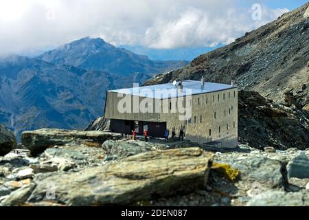 Berghütte Cabane de Tracuit, Zinal, Val d’Anniviers, Wallis, Schweiz / Rifugio Cabane de Tracuit, Zinal, Val d’Anniviers, Vallese, Svizzera Foto Stock