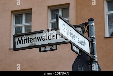 Berlino, Germania. 01 dicembre 2020. Non lontano dai cartelli stradali, un altro argomento serio è scoppiato lunedì sera tra i membri di due famiglie estese. La polizia arrivò con un grande contingente. Credit: Paul Zinken/dpa/Alamy Live News Foto Stock