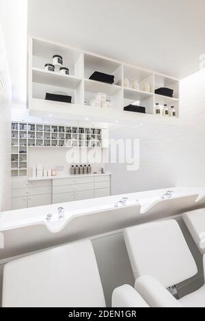 Laboratorio di colore e bagno. Salon 64, Londra, Regno Unito. Architetto: Jak Studio, 2020. Foto Stock