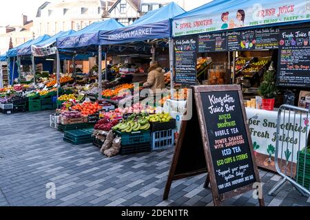 Londra UK, dicembre 01 2020, Market Traders che vendono frutta e verdura fresca durante il COVID-19 Lockdown Foto Stock