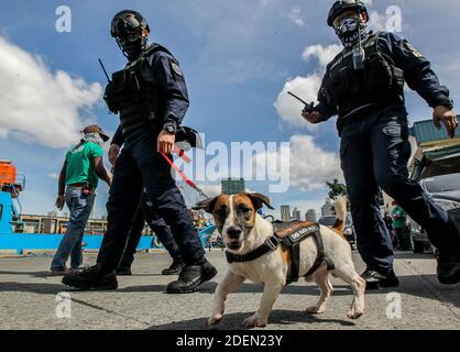 Manila, Filippine. 1 dicembre 2020. Un cane che sniffing-bomba è visto con i membri dell'unità K9 della Guardia Costiera delle Filippine (PCG) durante una minaccia di bomba e l'esercitazione di capacità di risposta di presa di ostaggi ad un molo a Manila, le Filippine, 1 dicembre 2020. Il PCG, la polizia nazionale filippina (PNP), e l'autorità dei porti filippini (PPA) hanno condotto l'esercizio per mostrare le loro capacità nel garantire la sicurezza dei porti marittimi soprattutto nella prossima stagione di festa. Credit: Rouelle Umali/Xinhua/Alamy Live News Foto Stock